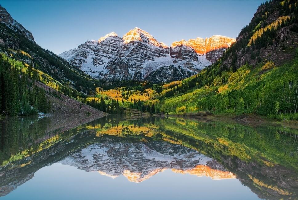 Sunrise at Maroon bells lake in the fall