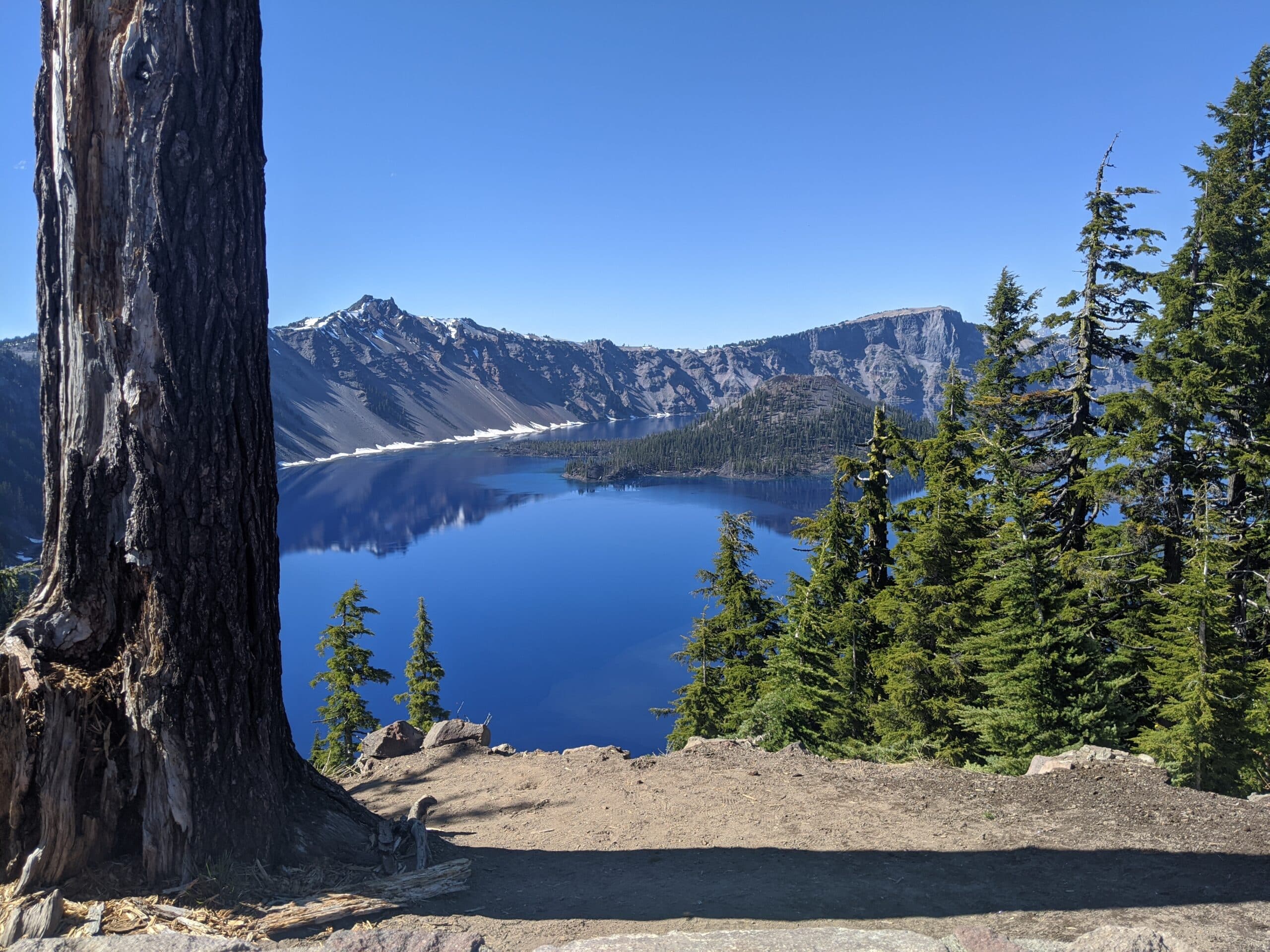 Crater Lake rim trail viewpoint